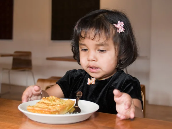小美洲原住民女孩吃乳蛋饼 — 图库照片