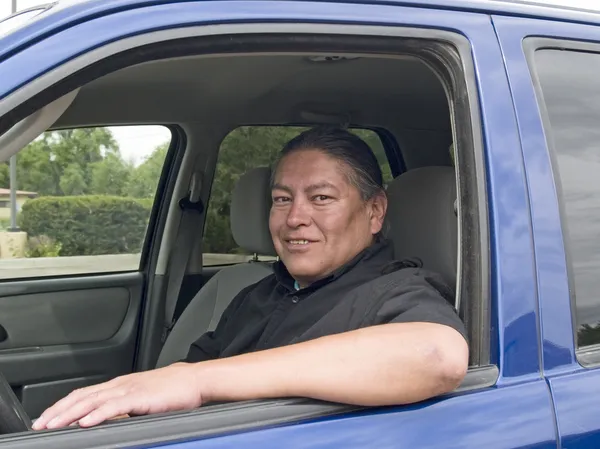 Native Amerikaanse man in zijn auto — Stockfoto