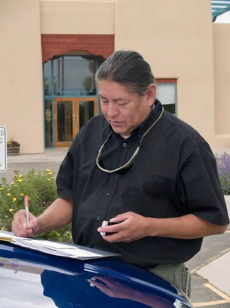 Homem nativo americano escrevendo notas — Fotografia de Stock
