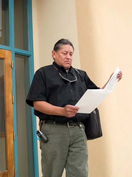 Un Amérindien jette un coup d'oeil aux papiers — Photo