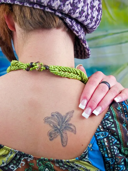 Meisje met een tatoeage — Stockfoto