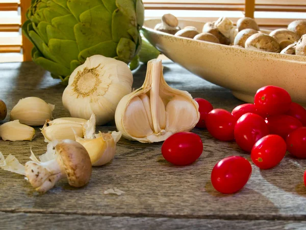 Alho, tomate cereja, cogumelos crimini ... — Fotografia de Stock