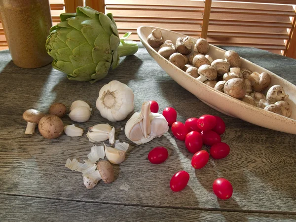 Bawang putih, tomat ceri, jamur merah ... — Stok Foto