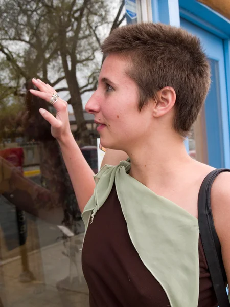 Jonge vrouw venster winkelen — Stockfoto
