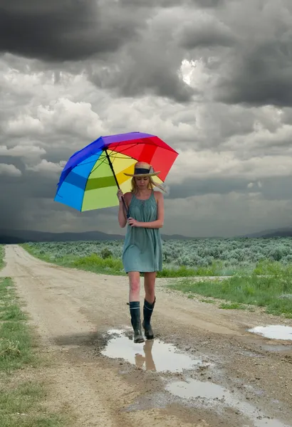 Ragazza & ombrello arcobaleno — Foto Stock