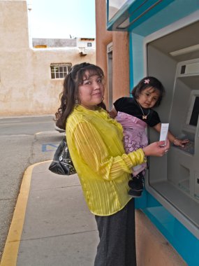 bir atm de Kızılderili kadın