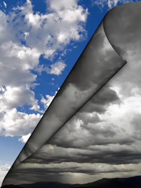Temné mraky skutálení zabrání skutálení svítilny — Stock fotografie