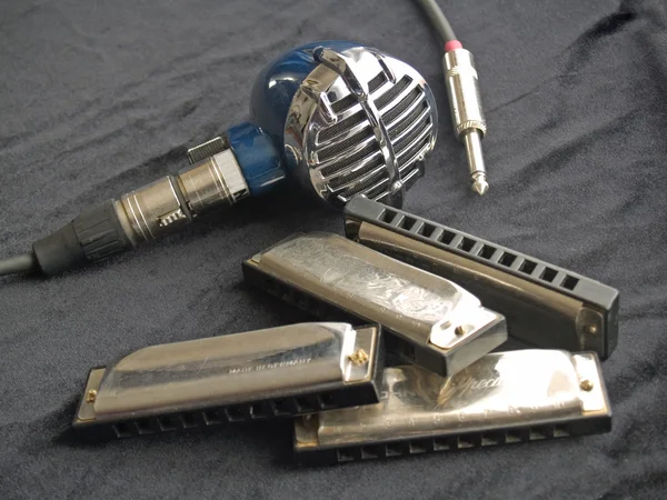 Harmonicas azuis e um microfone vintage — Fotografia de Stock