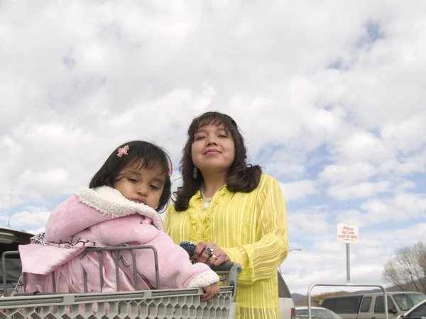 Mãe e filha nativa americana pronta para fazer compras — Fotografia de Stock
