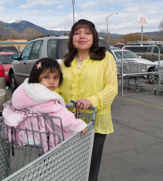 Inheems Amerikaanse vrouwelijke post naar een supermarkt — Stockfoto