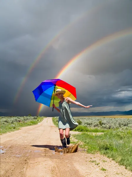 Mädchen und ein Regenbogen — Stockfoto