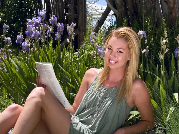 Jonge vrouw lezen van een tijdschrift — Stockfoto