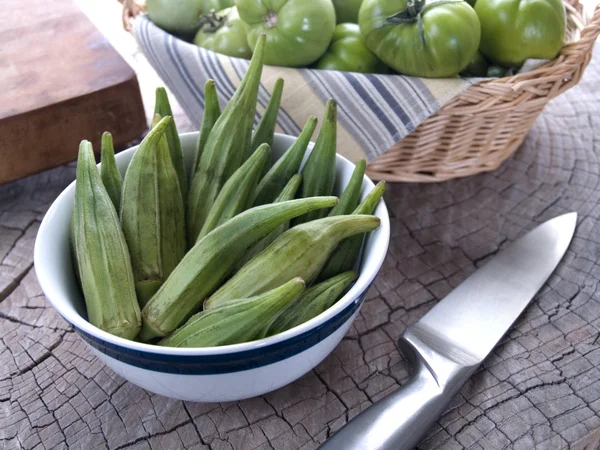 Okra and green tomatoes — Stock Photo, Image