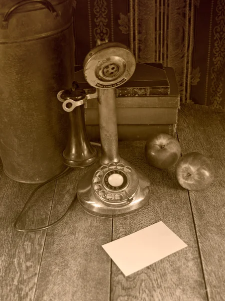 Old phone and a blank note — Stock Photo, Image