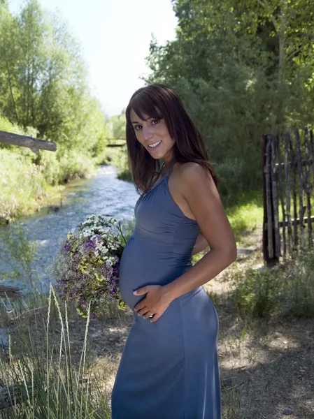 Schöne schwangere hispanische Frau — Stockfoto