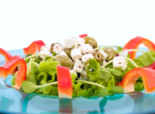 Салат с сыром фета и оливками — стоковое фото