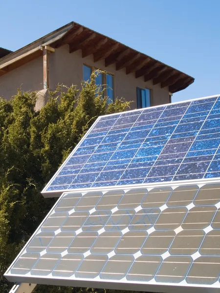 Paneles solares frente a una casa privada —  Fotos de Stock