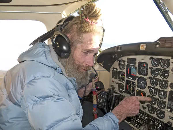 Seltsamer Senior Pilot liest die Instrumente — Stockfoto