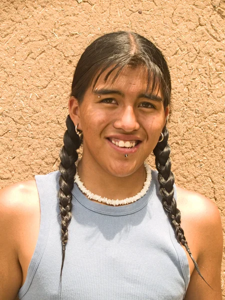 Retrato de un adolescente nativo americano — Foto de Stock