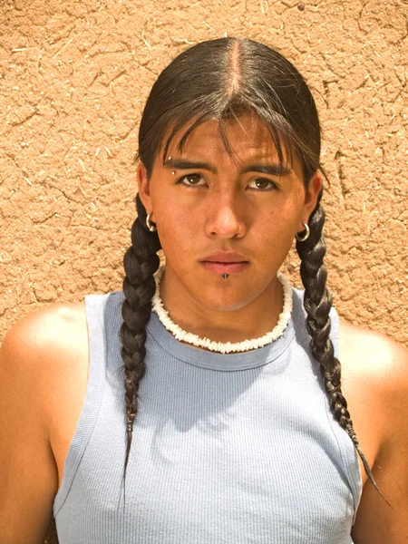 Portrett av en indiansk tenåringsgutt – stockfoto