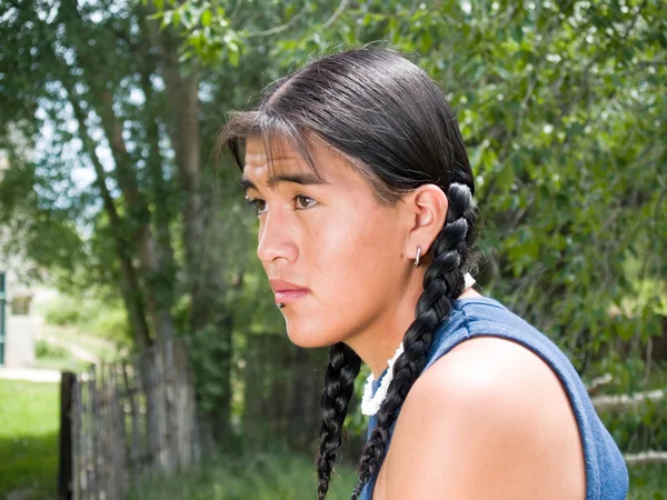 Όμορφος αμερικανών ιθαγενών εφήβου — Φωτογραφία Αρχείου