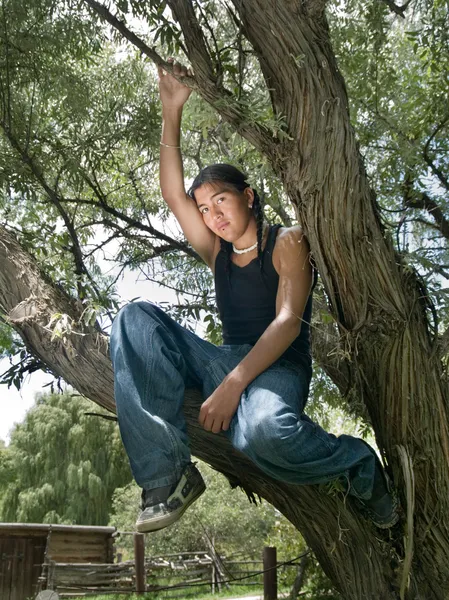 ネイティブ アメリカンの 10 代の少年 — ストック写真