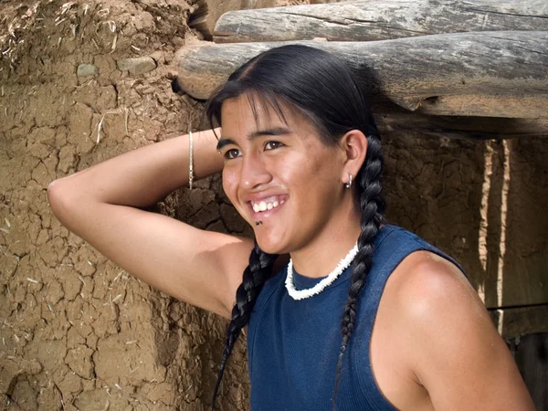 Guapo nativo americano adolescente —  Fotos de Stock