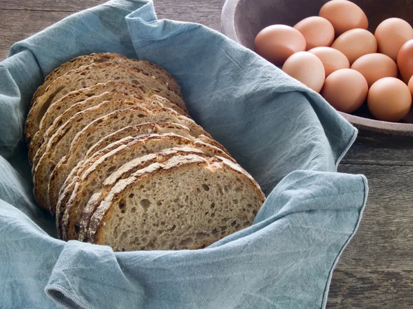 Pão de trigo integral fresco e ovos — Fotografia de Stock