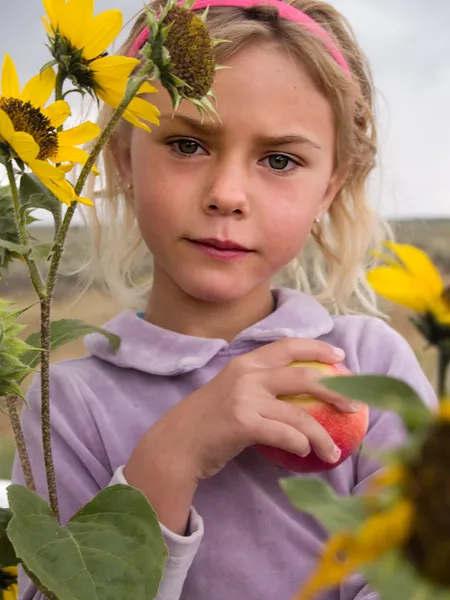 Kleines Mädchen mit einem Apfel — Stockfoto