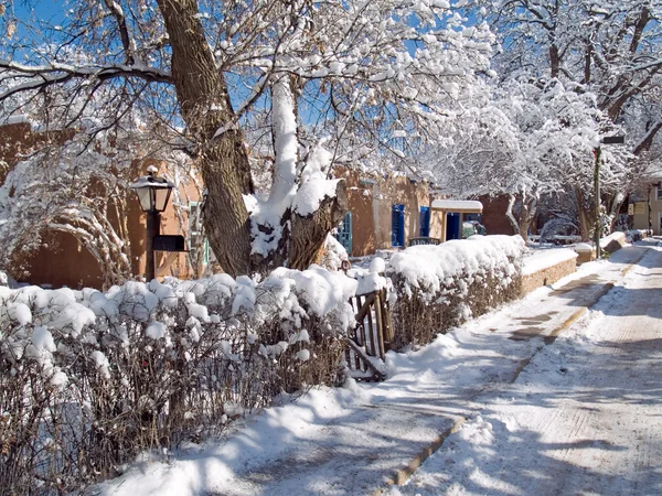 Böjd gatan vinter — Stockfoto