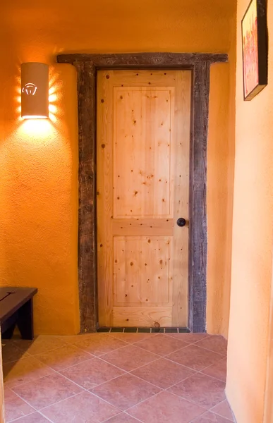 Bir kerpiç ev ahşap kapı — Stok fotoğraf
