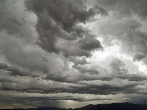 Stormfuld himmel Stock-billede