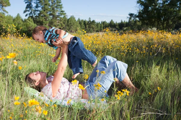 Madre y bebé niño abrazos —  Fotos de Stock