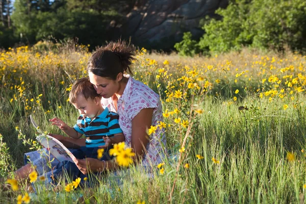 Mor och son läser en bok tillsammans — Stockfoto