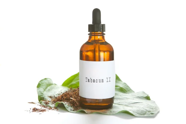 Tabacum homöopathische Medizin mit kleinem Tabakblatt und Tabak — Stockfoto