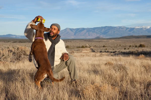 男人和他的狗一起玩 — 图库照片
