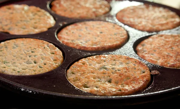 イラクサのパンケーキ、伝統的なスカンジナビア料理を楽しむ — ストック写真
