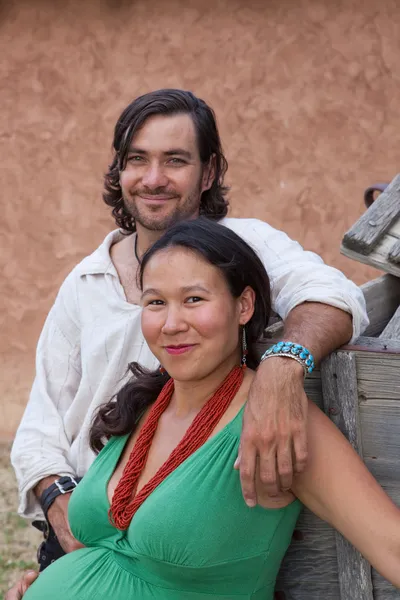 しんじゅく多文化共生の幸せなカップル — ストック写真