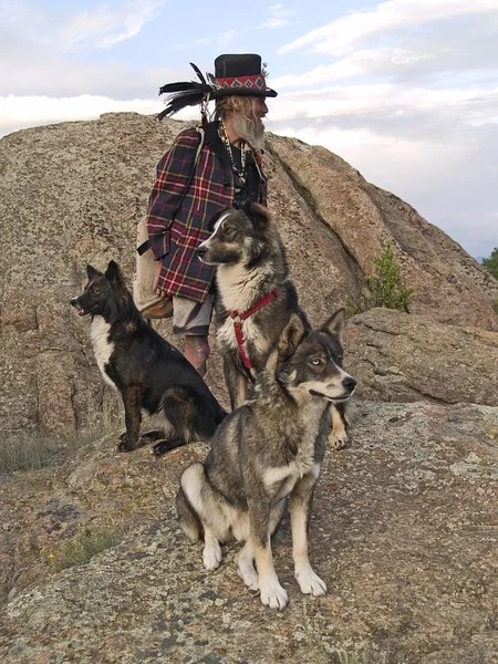 Эксентичный пожилой мужчина со своими собаками — стоковое фото