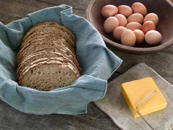 Pão, queijo e ovos — Fotografia de Stock