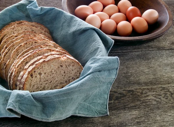 Fresh whole wheat bread and eggs — Zdjęcie stockowe