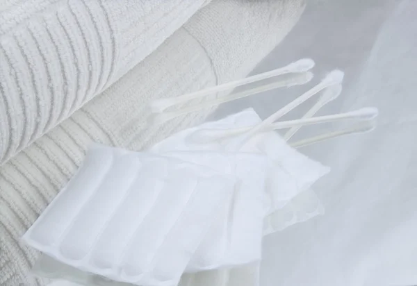 Tamponi di cotone quadrati e asciugamano — Foto Stock