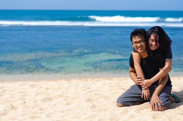 Casal piggyback e sorriso desfrutar de férias — Fotografia de Stock