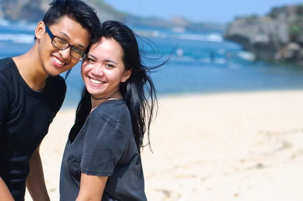 Feliz pareja asiática en la playa Imagen de archivo