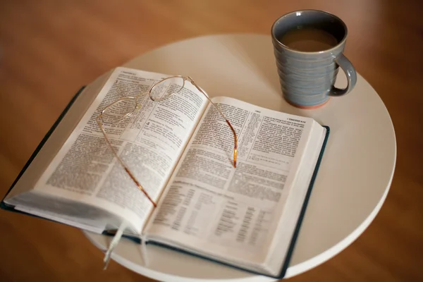 Studium bible s horkým nápojem — Stock fotografie