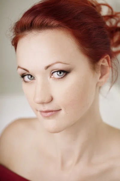 Luxusní krásné redhaired žena — Stock fotografie
