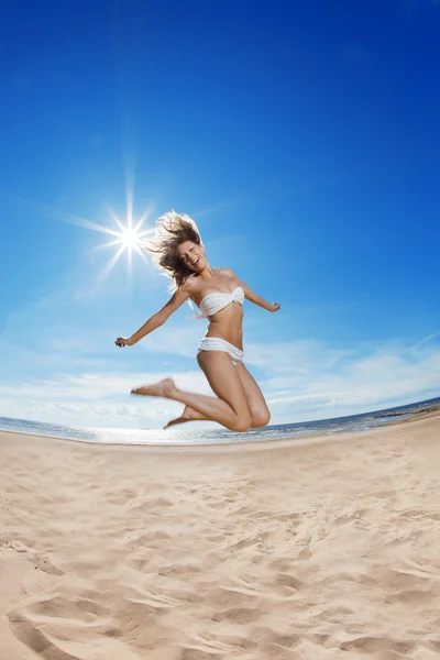 Kobieta na plaży. młoda dziewczyna na piasku nad morzem. — Zdjęcie stockowe