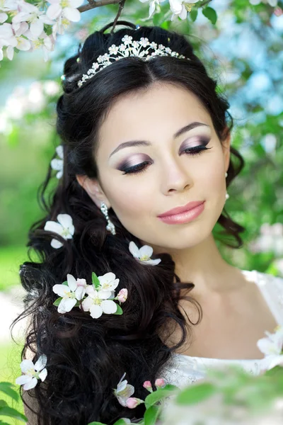 Красивая невеста в цветущем саду Стоковое Фото