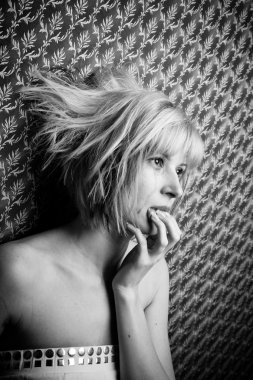 sarışın gözyaşları içinde