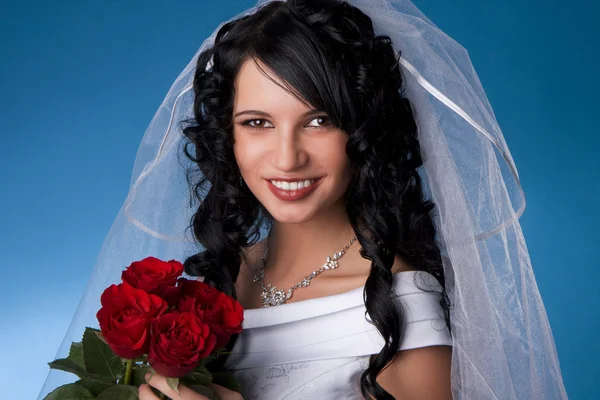 Μελαχρινή νύφη με κόκκινα τριαντάφυλλα — Φωτογραφία Αρχείου